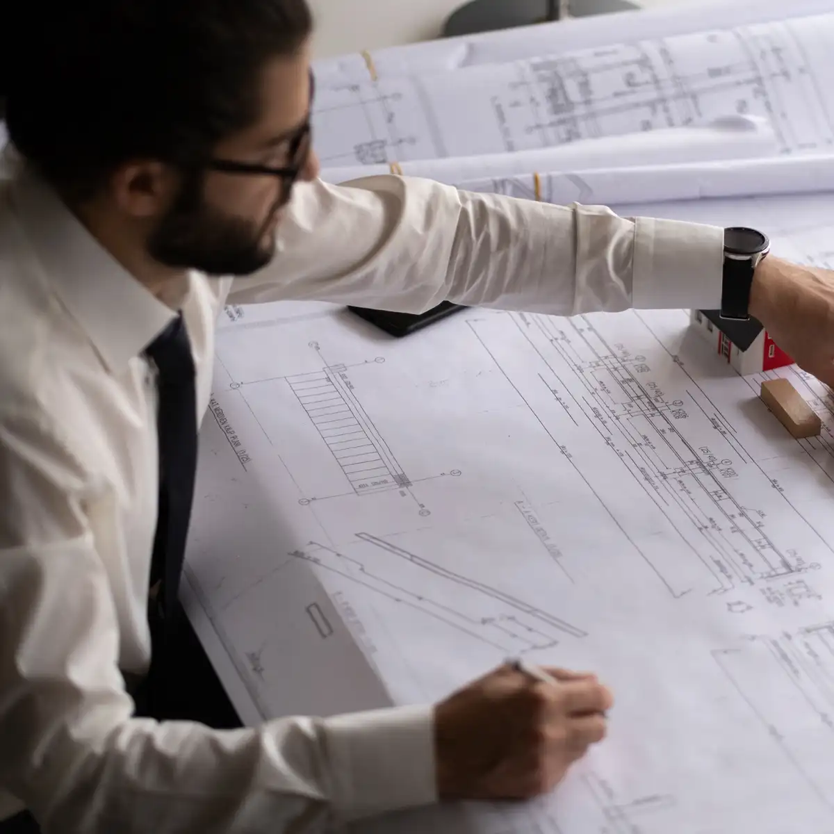 Bauzeichner mit Bauplänen am Gardasee