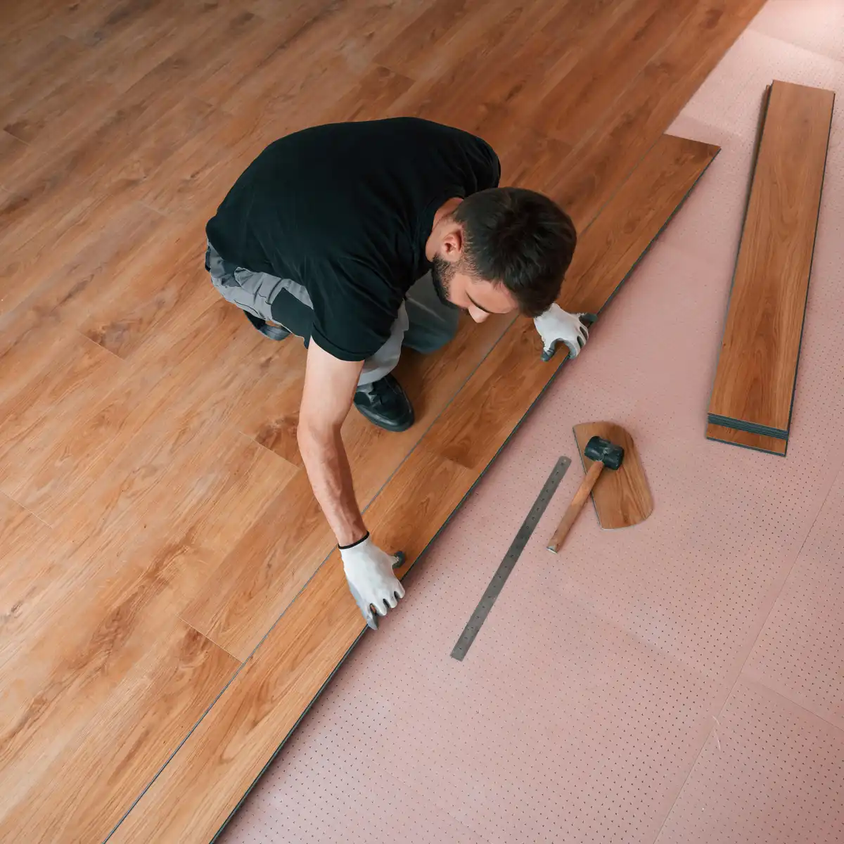 Bodenleger beim Parkett verlegen am Gardasee