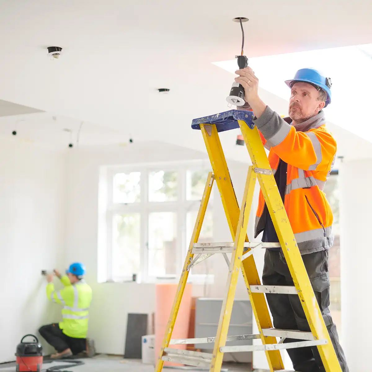 Elektriker bei Elektroinstallation am Gardasee