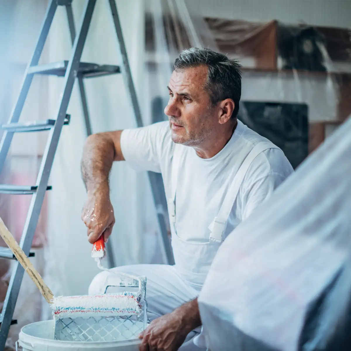 Maler und Lackierer beim Streichen am Gardasee