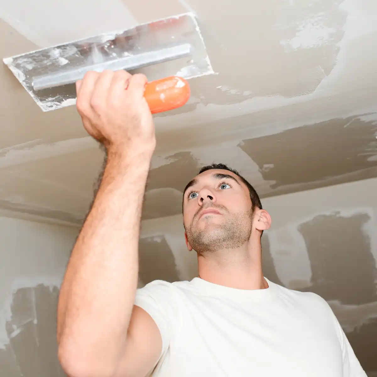 Trockenbaumonteur beim Verspachteln am Gardasee