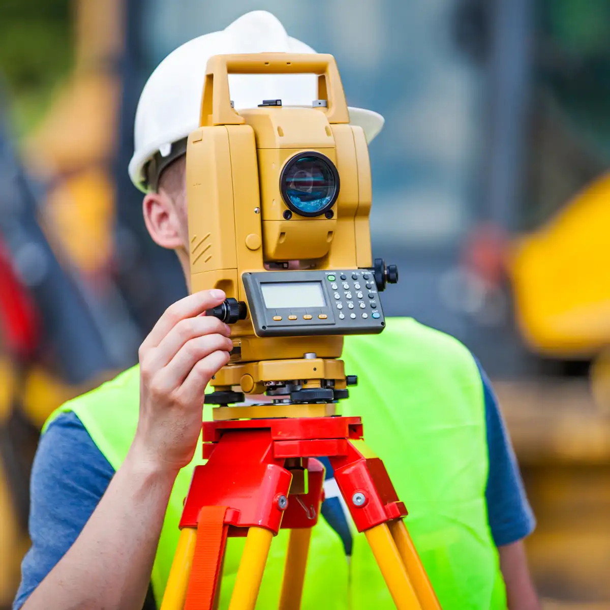 Vermessungsingenieur bei Bauvermessung am Gardasee