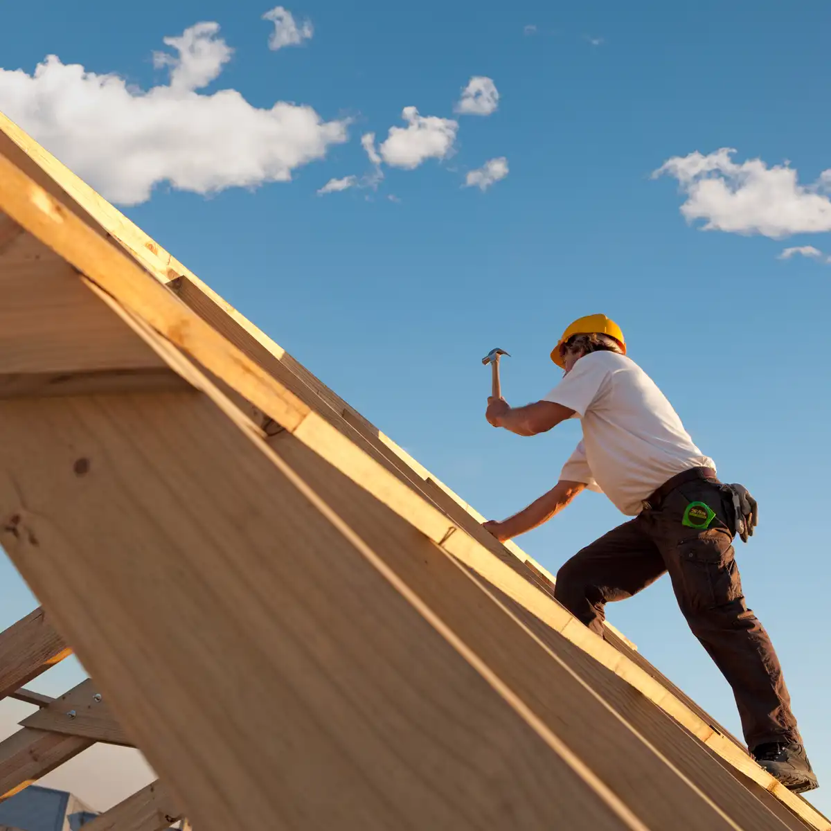 Zimmermann auf dem Dachstuhl am Gardasee